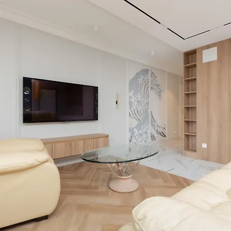 Moderna Luxury With Parking In By Renters 아파트 *