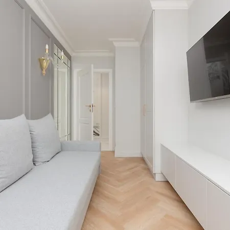 Moderna Luxury With Parking In By Renters