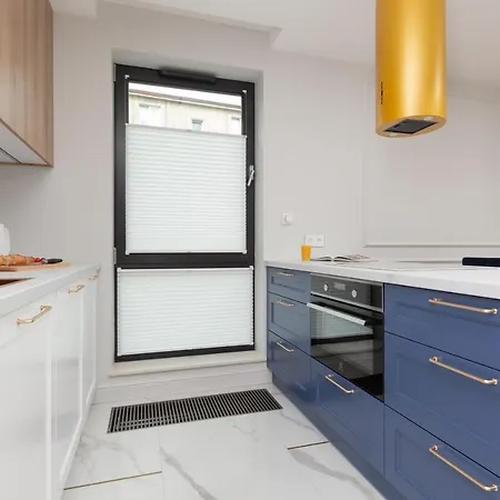 Moderna Luxury With Parking In By Renters * 그디니아